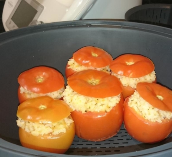 Tomates rellenos de arroz, mozzarela y especias